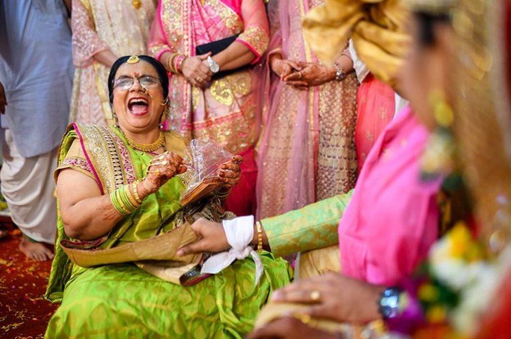 Couple's garland exchange, gujarati wedding traditions