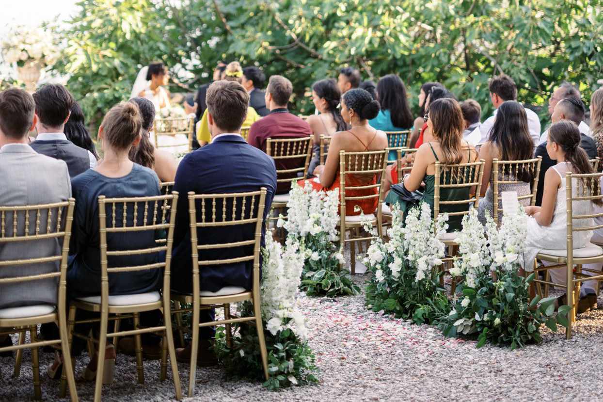 What to bring to a wedding as a guest